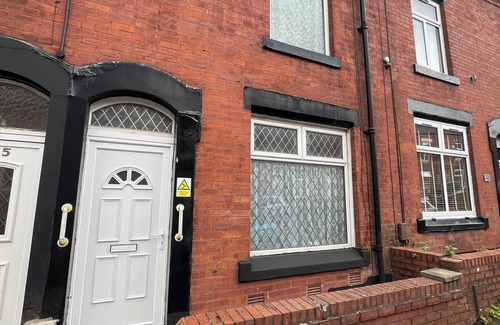 Oldham House | nCosy 3-Bed Home in Central Oldham – Family & Work-Friendly