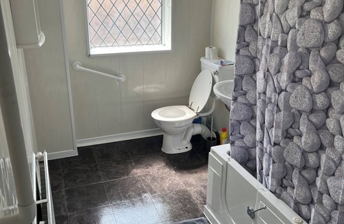 Oldham House | nCosy 3-Bed Home in Central Oldham – Family & Work-Friendly