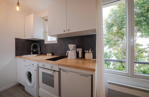 Clignancourt Apartment | nCozy, stylish 1BR in central Paris offering comfort and Parisian charm KNI