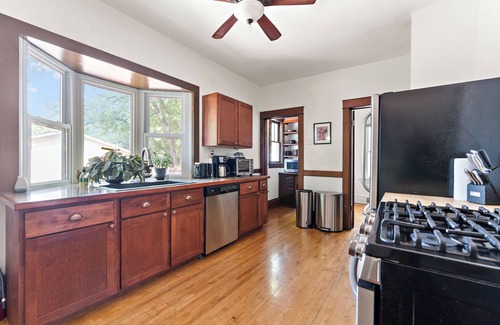 Northeast Minneapolis Arts District House | NE Arts/BrewHouse; Amazing location, hot-tub, pool table, local art
