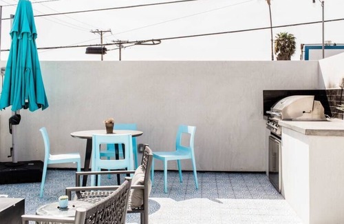 El Segundo Apartment | Near Beach, Food, Coffee / Pool BBQ / Washer Dryer in Unit