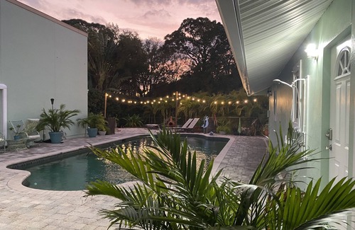 Seminole House | Near Beach, Pool, Paradise Awaits Adult Only The Green Room