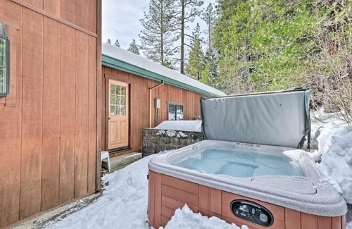 Glencoe House | Near Bear Valley Peaceful Arnold Home with Hot Tub