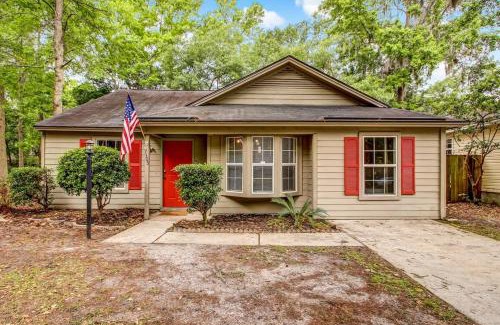 Savannah House | Near Dining & Downtown- Moon River District Digs