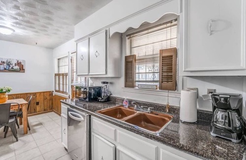 Memphis House | Near Dining & Shopping-Tranquility on Tulip Tree