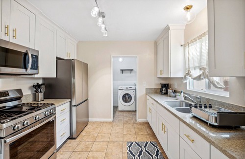 Santa Ana House | Near Disney! 2 bed 1 Bath - Front House