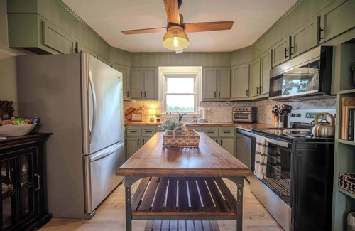 Acworth House | Near Downtown Acworth & Kennesaw ~Pool Table~Patio