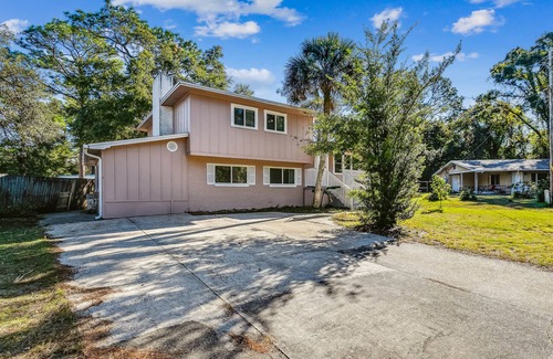Southeast Pensacola House | Near Downtown, Beach! House&Apt - Woodland Escape