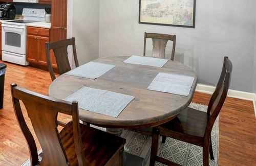 Hendersonville House | Near Downtown - Full Amenities Kitchen - Hot Tub