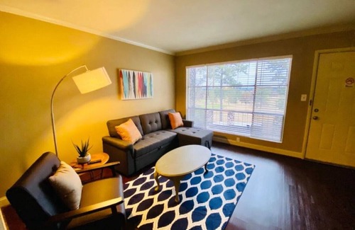 Forest Park House | Near Downtown Stunning Course-View Flat