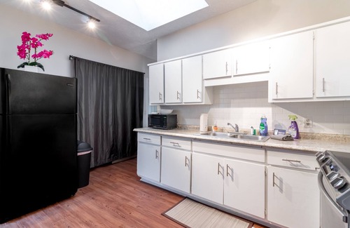 Columbus House | Near Downtown - Sunny Sweetheart Left Unit