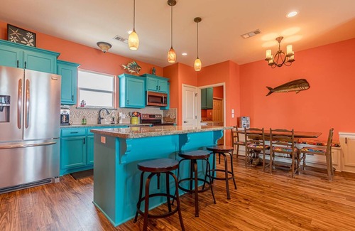Galveston House | Near Ferry|RV Pad|Hookups|2 mins to Beach|Water Views