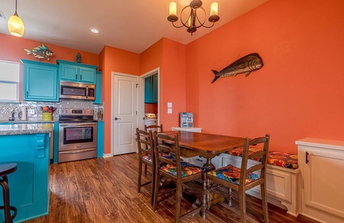 Galveston House | Near Ferry|RV Pad|Hookups|2 mins to Beach|Water Views