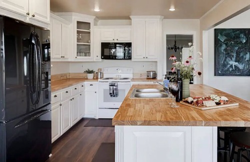 Center Point House | NEAR GUADALUPE RIVER-HOT TUB🛁-25 PRIVATE ACRES- DARK SKY FRIENDLY-SOLAR ECLIPSE
