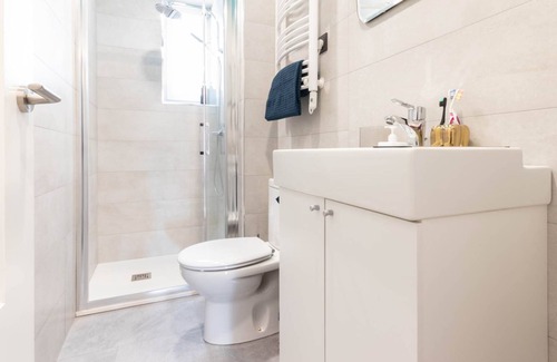Bilbao City Centre Apartment | Near Guggenheim | Walk everywhere | Elevator | 2 BR |