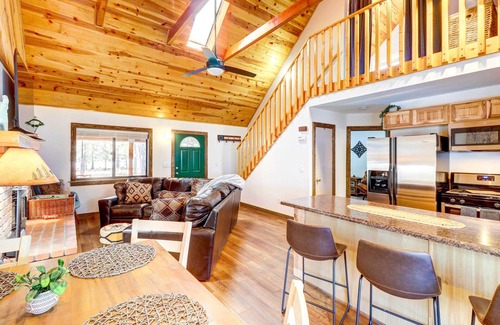 Pinetop-Lakeside Cottage | Near Hiking: Cabin w/Hot Tub in Lakeside!