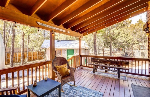 Pinetop-Lakeside Cottage | Near Hiking: Cabin w/Hot Tub in Lakeside!