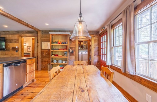 Clayton Cabin | Near Lake Burton, gorgeous Mtn. View, 1920 Timpson Creek School House.