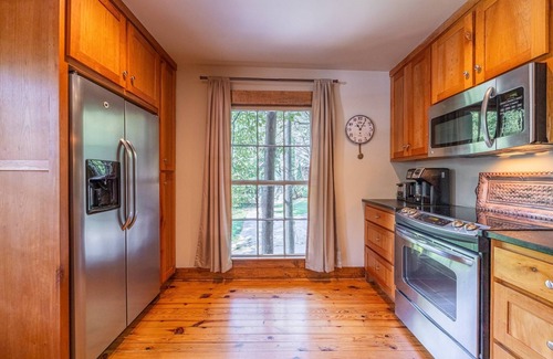 Clayton Cabin | Near Lake Burton, gorgeous Mtn. View, 1920 Timpson Creek School House.