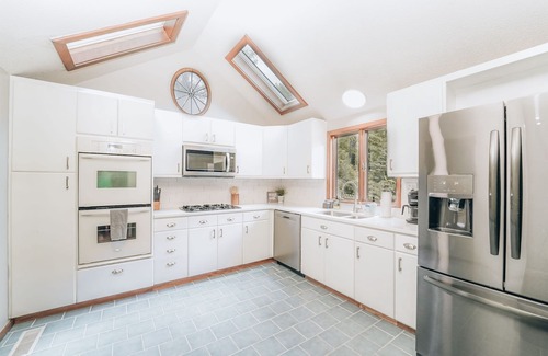 Stevensville Cabin | Near Lake MI | Retreat style home | Hot tub & Sauna