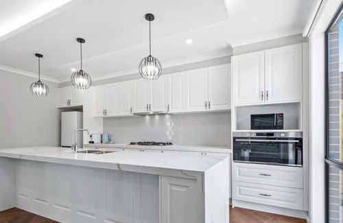 Notting Hill House | Near Monash Uni & Shops - Contemporary 4-Bed Home