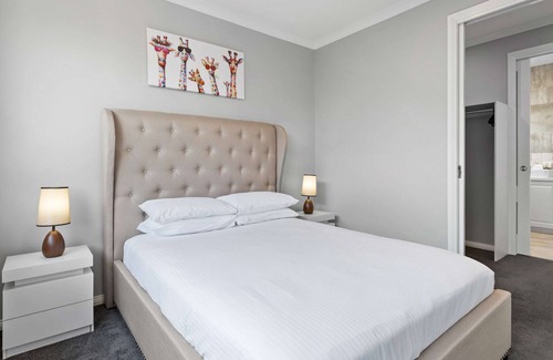 Notting Hill House | Near Monash Uni & Shops - Contemporary 4-Bed Home