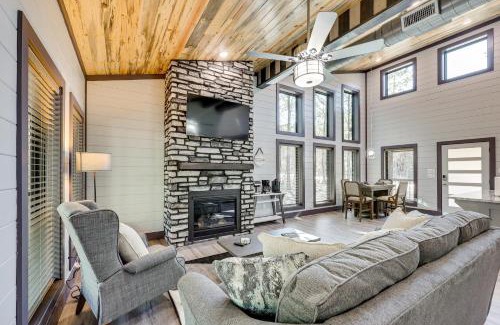Hochatown House | Near New Casino Broken Bow Cabin with Hot Tub