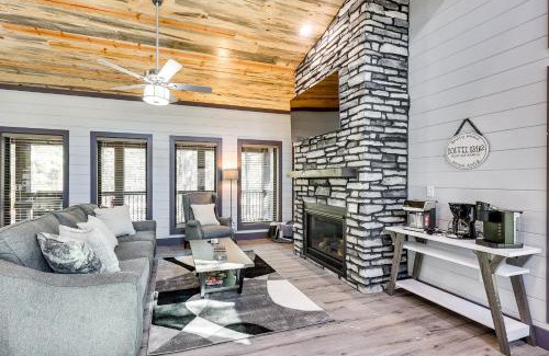 Hochatown House | Near New Casino Broken Bow Cabin with Hot Tub
