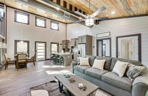 Hochatown House | Near New Casino Broken Bow Cabin with Hot Tub