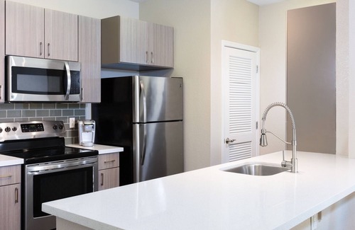 Emeryville Apartment | Near Oakland | Sparkling Clean | 24/7 Service Team