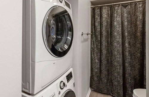 Southmoreland Apartment | Near Old Westport Premier Downtown Area 2B/1B Home