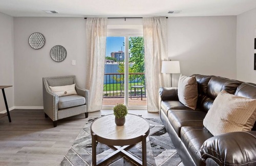 Southmoreland Apartment | Near Old Westport Premier Downtown Area 2B/1B Home