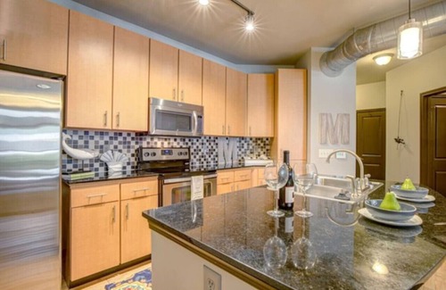Second Ward Apartment | Near Restaurants & Bars ★ Gym ★ Light Rail Access