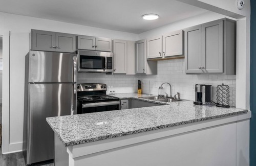 Forest Park Apartment | Near Restaurants Breweries and Golf