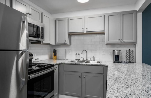 Forest Park Apartment | Near Restaurants Breweries and Golf