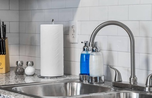 Forest Park Apartment | Near Restaurants Breweries and Golf