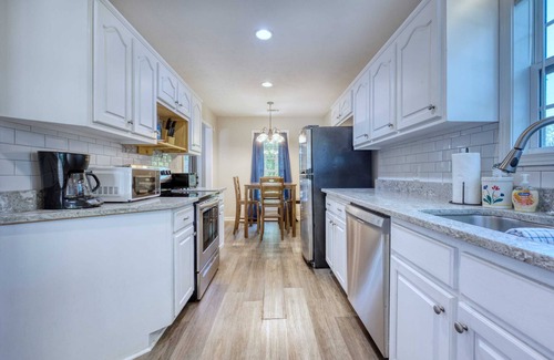 Columbus House | Near Shops, Dining & Airport- The Hilltop Bungalow