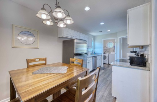 Columbus House | Near Shops, Dining & Airport- The Hilltop Bungalow