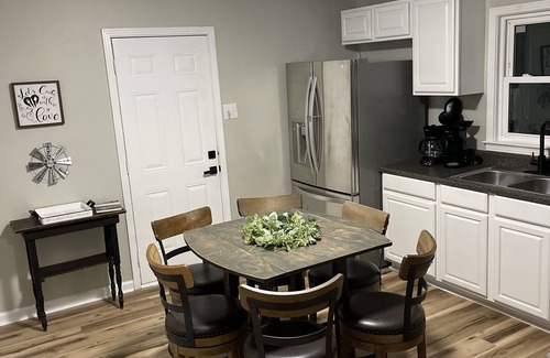 Clarksville Apartment | Near Shows,Food,Casino, Racing Sleeps 6, family/pet friendly, 2 miles to post
