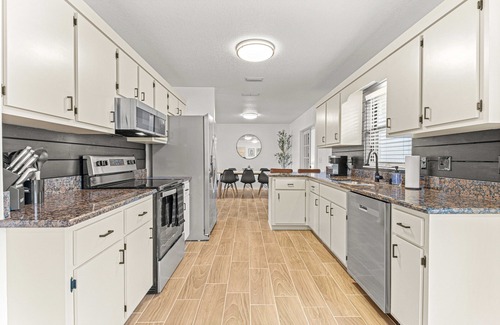 Ocala House | Near Silver Springs & Downtown, with 3 King Size Beds & garage game room!