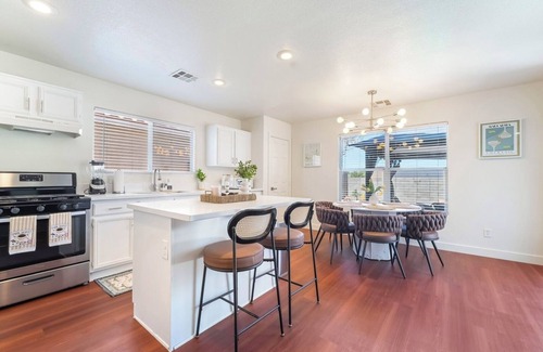 Silverado Ranch House | Near Strip & Airport - 3BR + Golf