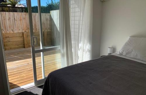 Hamilton East House | Near the City and Gardens