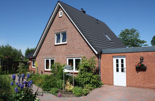Toenning Apartment | near the dyke (30m) and green beach, sea water swimming pool