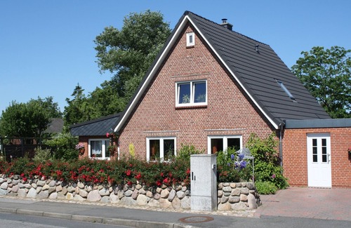 Toenning Apartment | near the dyke (30m) and green beach, sea water swimming pool