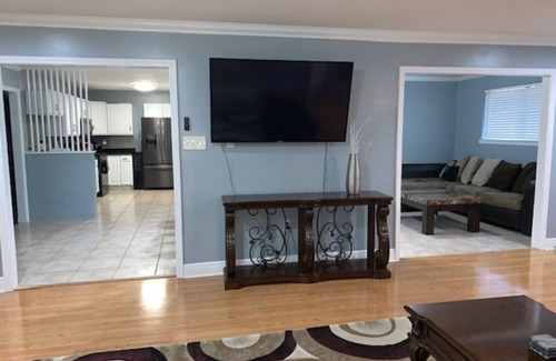 Read Boulevard East House | Near the Fun, Far From the Hustle: 4-bdrm house in fabulous NOLA w/Bar & Wifi