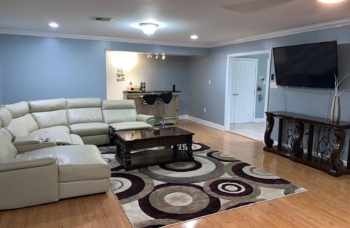 Read Boulevard East House | Near the Fun, Far From the Hustle: 4-bdrm house in fabulous NOLA w/Bar & Wifi