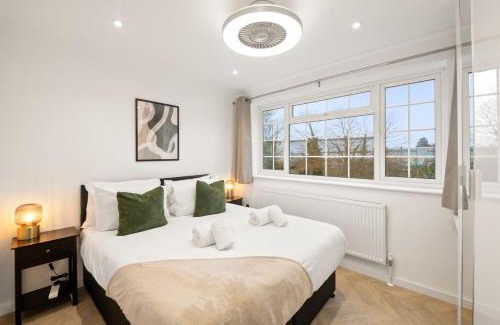 Bray on Thames House | Near Town Centre, Big Patio, Free Parking Sleeps 8