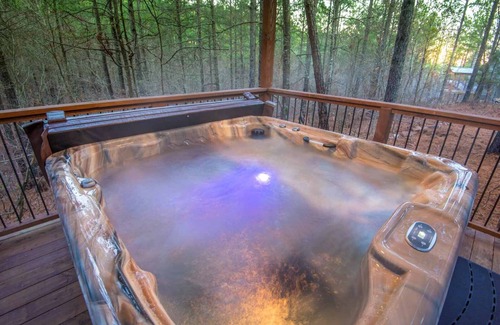 Broken Bow Cabin | Near wineries, breweries, shopping, art gallery, Broken Bow Lake, and river.