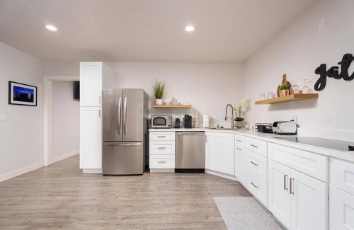 Apple Valley House | Near Zion - Mountain views + Trails - Great for large groupsnEquine friendly