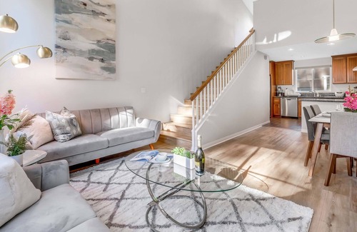 Santa Ana Heights Condo | Nearby Disney Park & EXPO-3 / 3B3B in Gateway City
